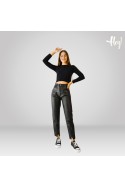 Pantalon sastrero engomado con tajo adelante moda dama tendencia 2024